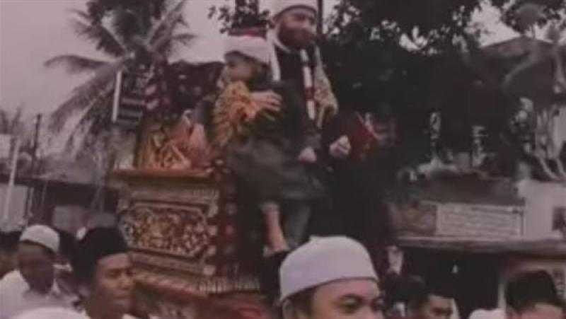 حملوه على أكتافهم.. الإندونيسيون يستقبلون أسامة الأزهري على الطريقة الفرعونية | فيديو